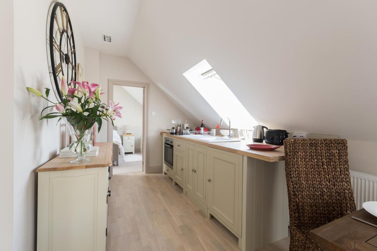 The Loft Apartment Calne Bagian luar foto