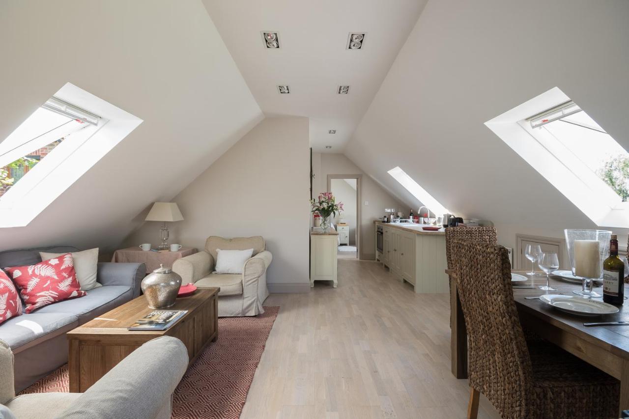 The Loft Apartment Calne Bagian luar foto